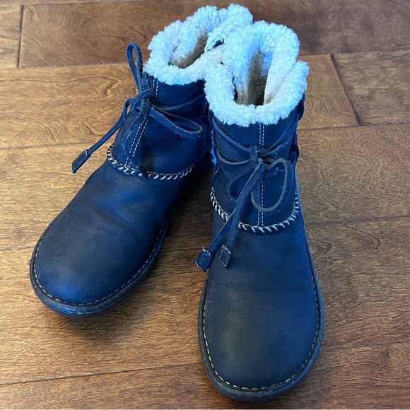 UGG Women’s Cove 5136 Sheepskin Shearling Boots Black Leather US Size 8 Comfort - Picture 14 of 15